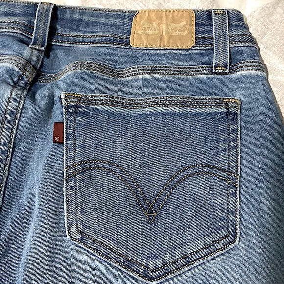Levi’s Light Wash Flare Jeans - Picture 13 of 15
